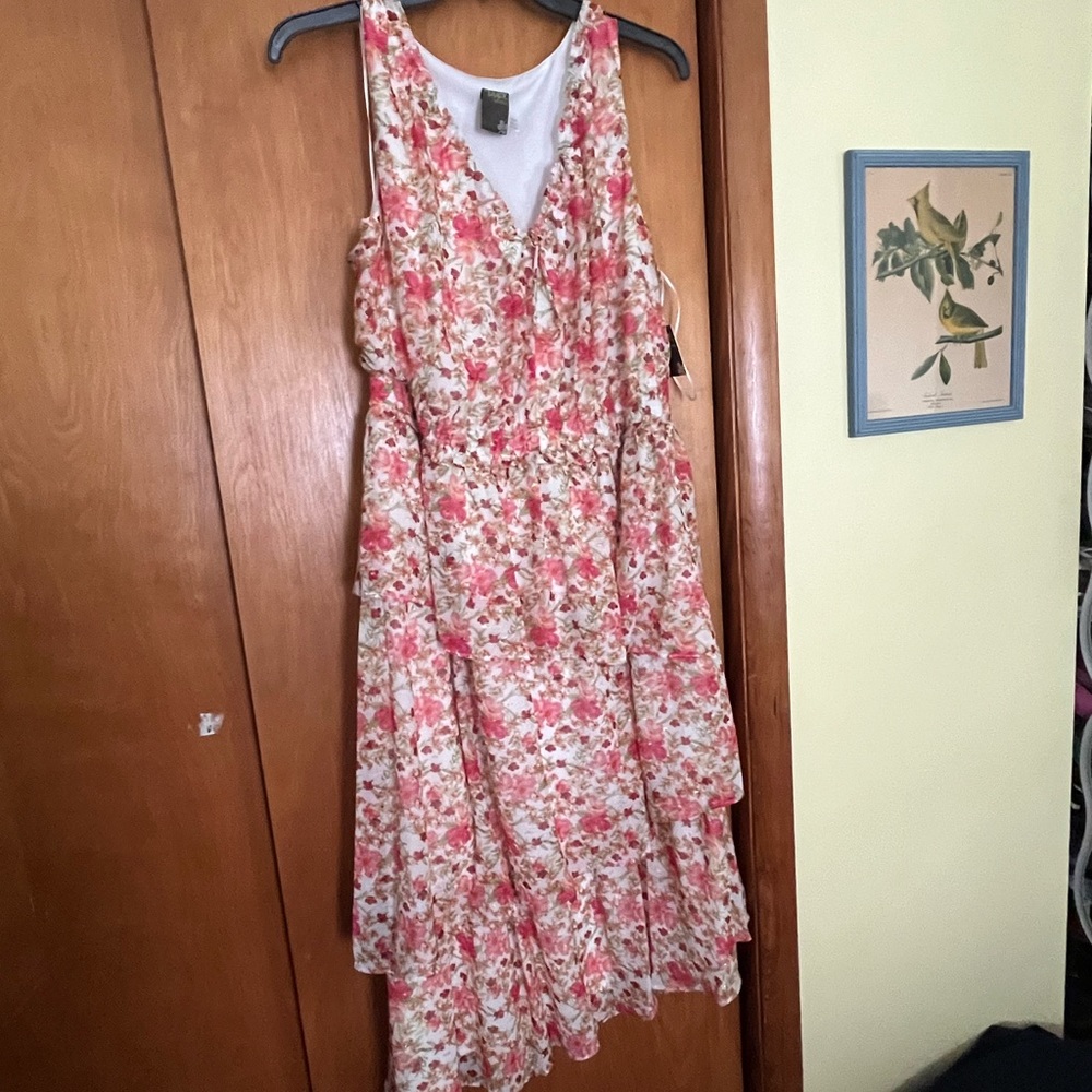 NWT Taylor woman sleeveless dress.  Gold flecks throughout